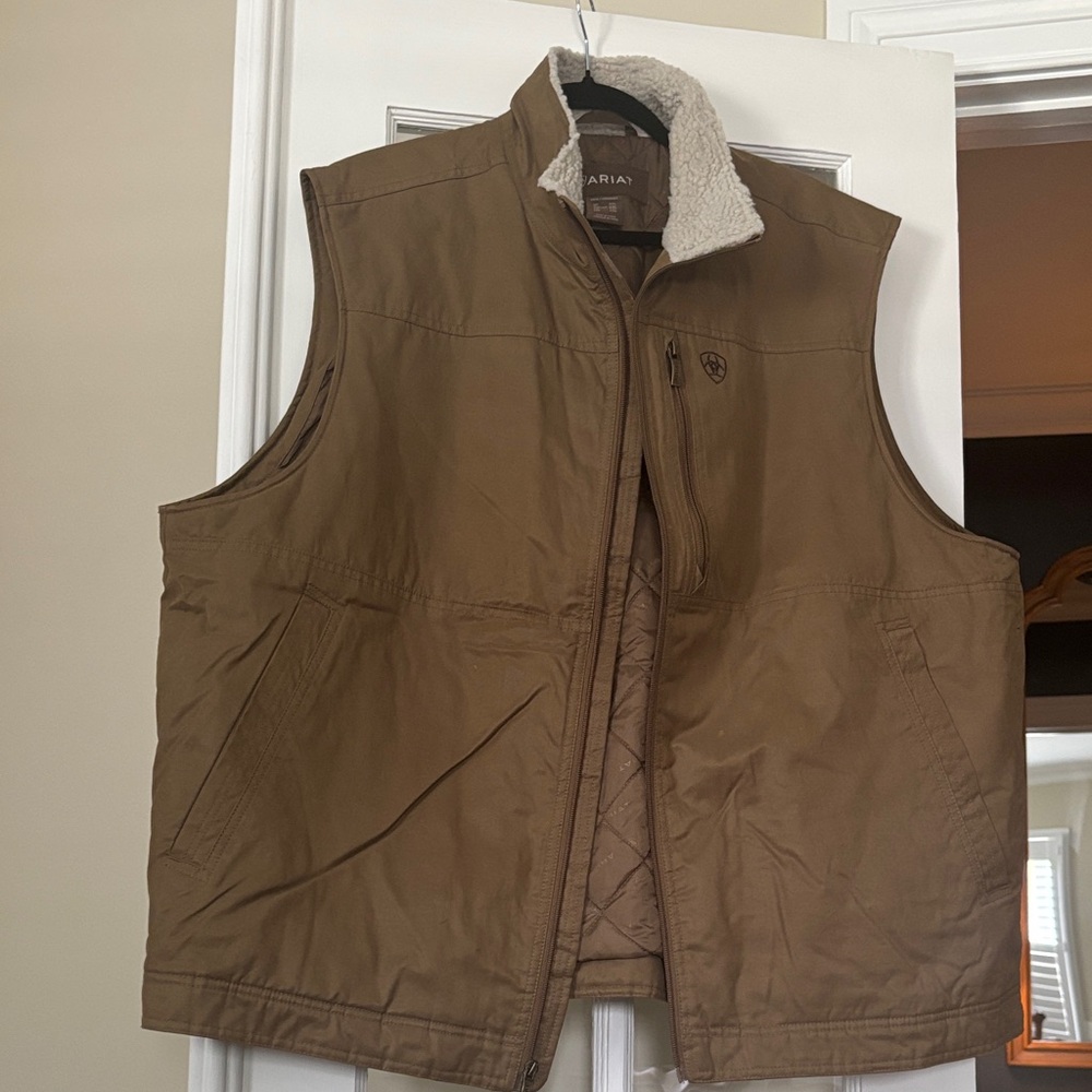 Ariat Men's Tan Quilted Vest with Sherpa Collar